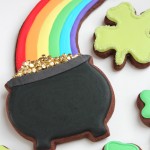 pot of gold and rainbow decorated cookie