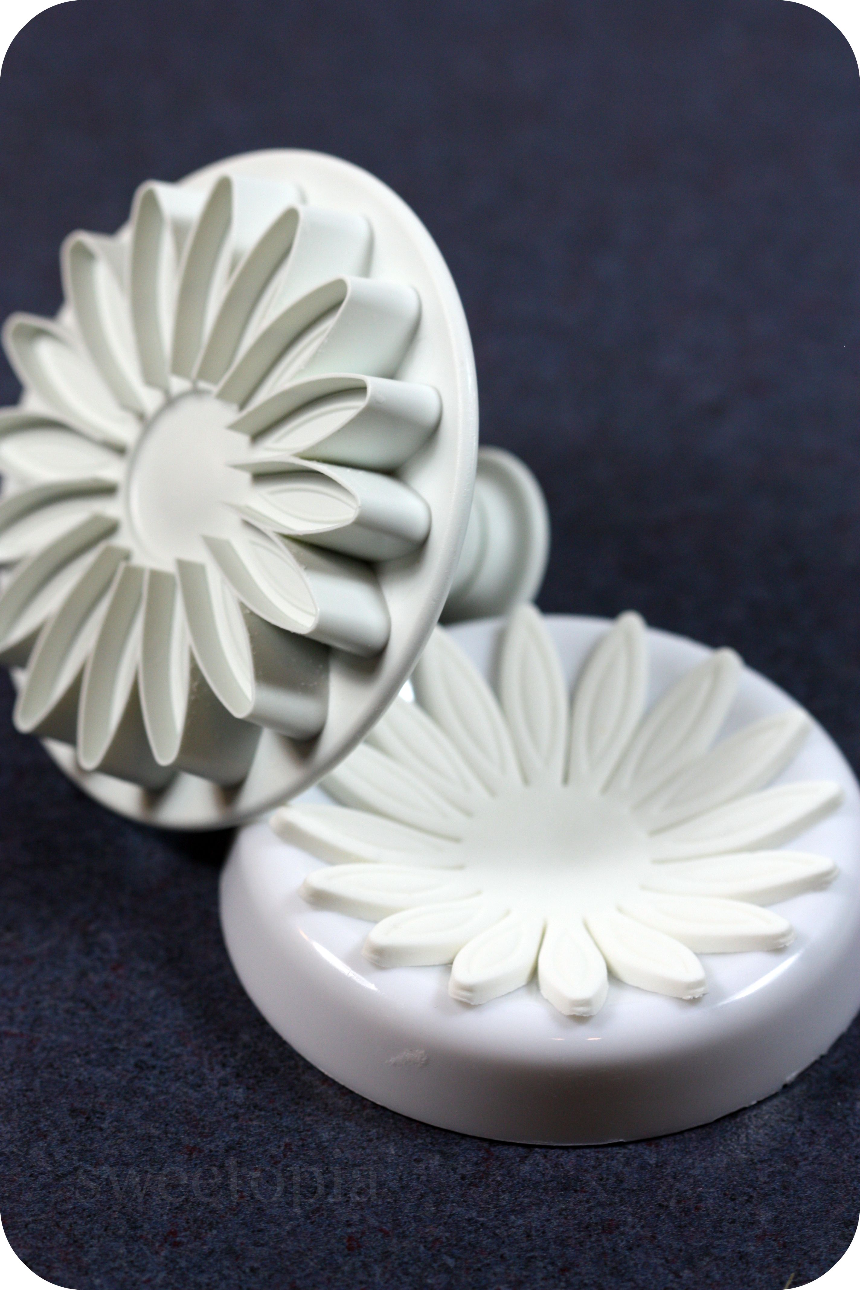 How to make gum paste daisies | Sweetopia