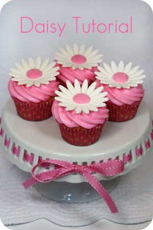 21 edible daisy's in 3 sizes for cupcake cake decorations