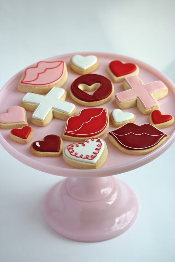Outlining and Filling Cookies with Royal Icing {Video} | Sweetopia