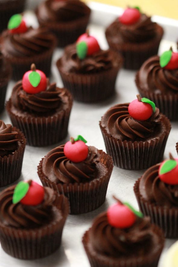 double-chocolate-cupcakes-with-apple-toppers-590x885