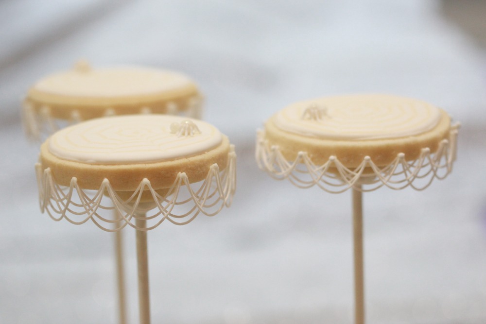 {Video} How to Do Basic Royal Icing Stringwork - Halloween Spider Web ...