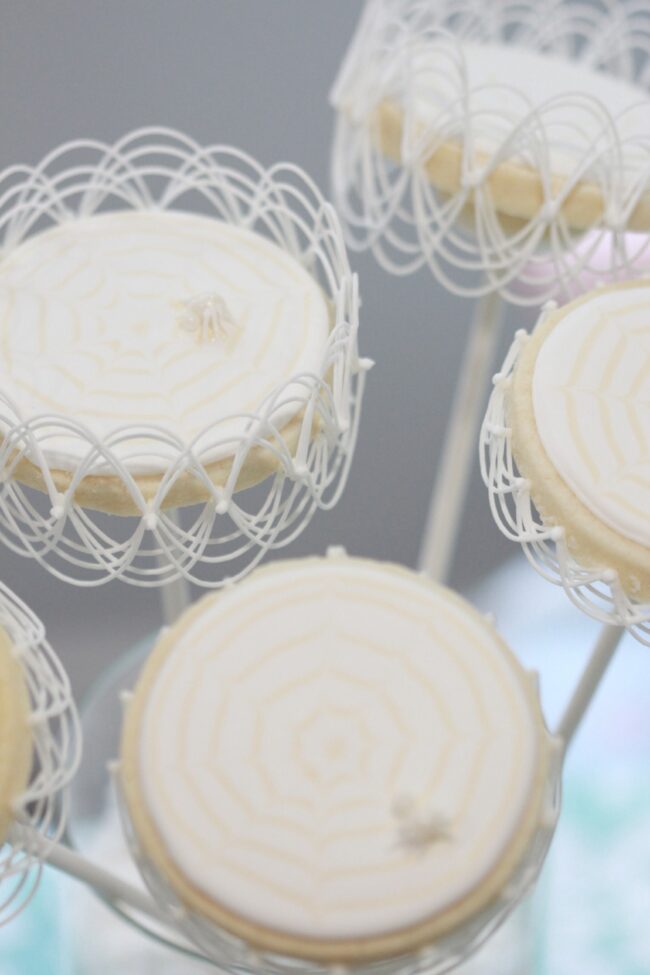 {Video} How to Do Basic Royal Icing Stringwork - Halloween Spider Web ...