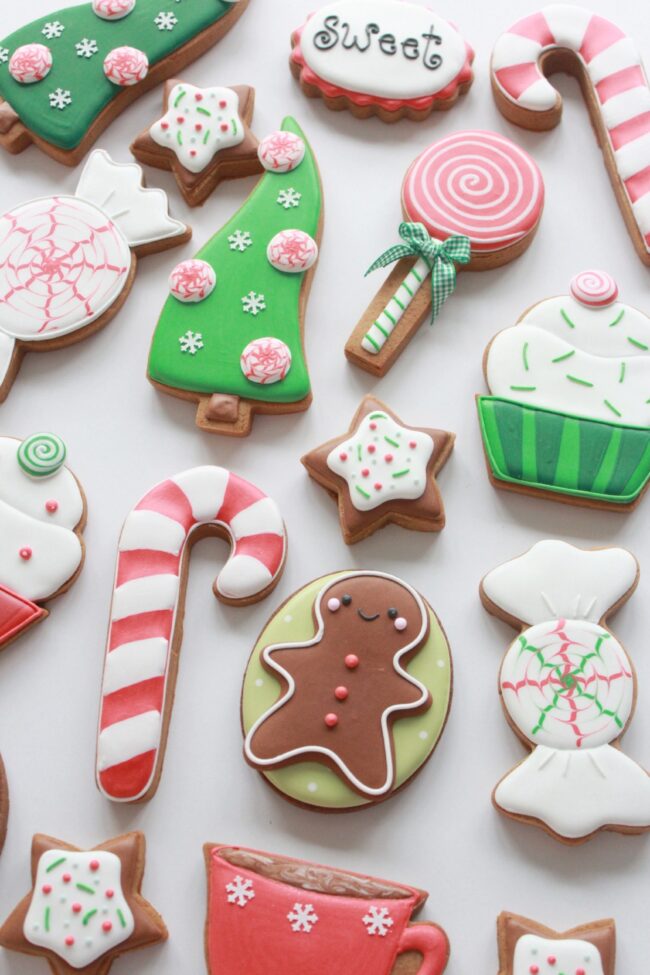 How to Color Icing Red &amp; Decorated Christmas Cookies | Sweetopia