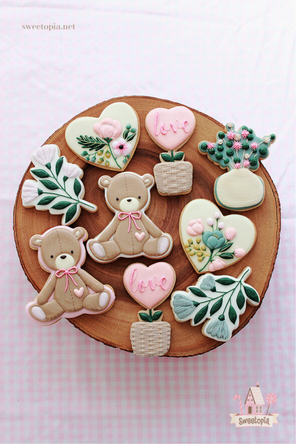 Video – Teddy Bear and Floral Cookies Decorated with Royal Icing