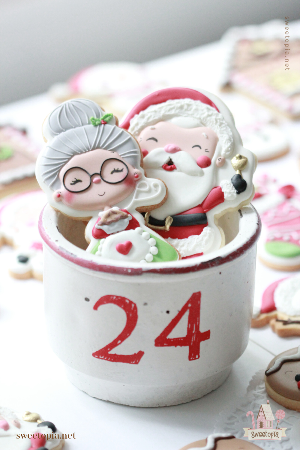 https://sweetopia.net/wp-content/uploads/2022/11/santa-and-mrs-claus-cookies.jpg