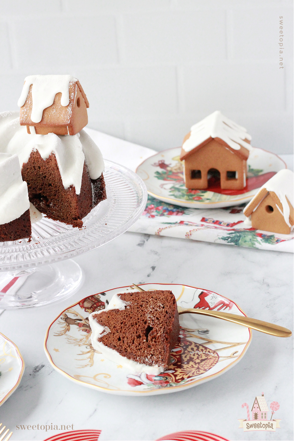 Gingerbread Bundt Cake With Vanilla Glaze | Sweetopia